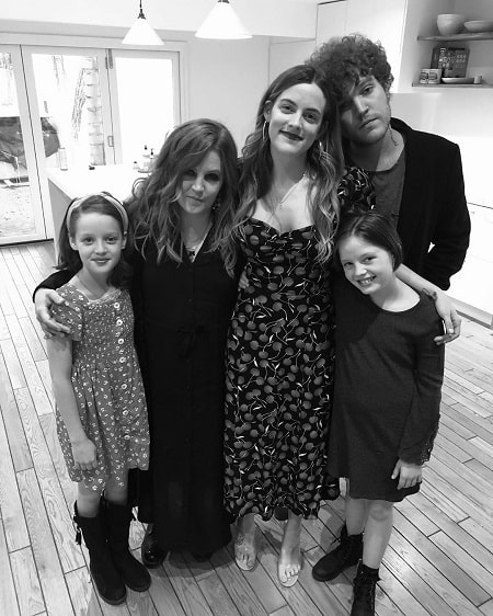 A picture of Lisa Marie Presley with her children.